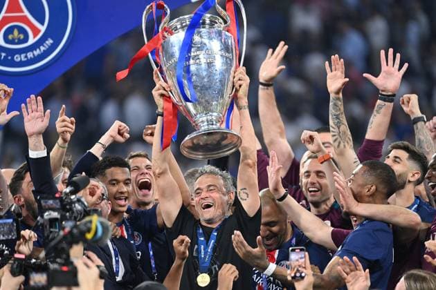Spieler,Teamfoto,Team,Mannschaft,Mannschaftsfoto Trainer Luis ENRIQUE (PSG) mit Pokal,Cup,Trophaee, Siegerehrung,Jubel,Freude,Begeisterung, Fussball UEFA Champions League Finale Paris Saint-Germain (PSG) - Inter Mailand 5-0, am 31.05.2025 Munich Football Arena,