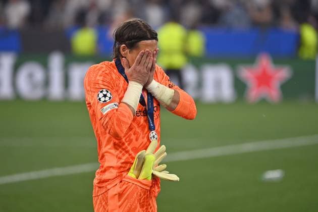 Yann SOMMER (Torwart Mailand) , Enttaeuschung,Frust,enttaeuscht,frustriert, niedergeschlagen, Aktion,Einzelbild,angeschnittenes Einzelmotiv,Halbfigur,halbe Figur. Siegerehrung, Fussball UEFA Champions League Finale Paris Saint-Germain (PSG) - Inter Mailand 5-0, am 31.05.2025 Munich Football Arena,