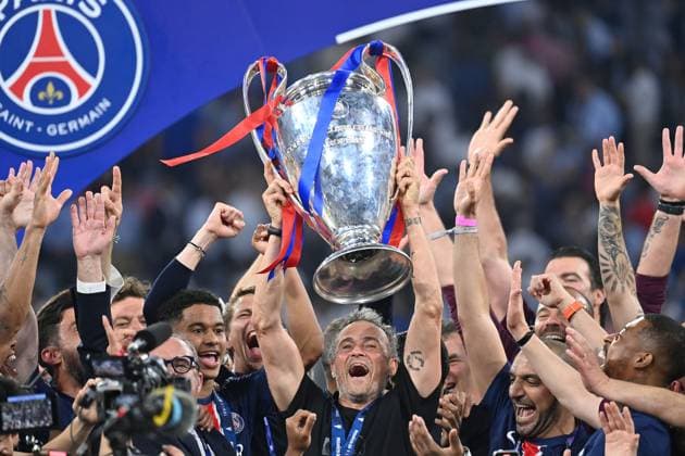 Spieler,Teamfoto,Team,Mannschaft,Mannschaftsfoto Trainer Luis ENRIQUE (PSG) mit Pokal,Cup,Trophaee, Siegerehrung,Jubel,Freude,Begeisterung, Fussball UEFA Champions League Finale Paris Saint-Germain (PSG) - Inter Mailand 5-0, am 31.05.2025 Munich Football Arena,