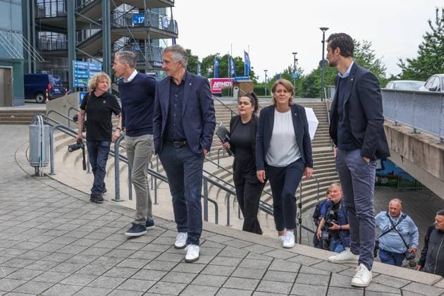 01.06.2025, Fussball, Saison 2024 2025, 2. Bundesliga, Vorstellung von Frank Baumann, v. l. Axel Hefer (FC Schalke 04), Sportvorstand Frank Baumann (FC Schalke 04), Christina Rühl-Hamers (FC Schalke 04), Matthias Tillmann (FC Schalke 04) Gelsenkirchen Veltins Arena NRW Deutschland xRHR-FOTOx
