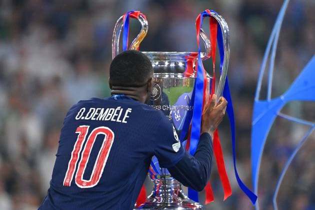 Ousmane Dembele (PSG) kuesst den Pokal,Cup,Trophaee, Siegerehrung, Fussball UEFA Champions League Finale Paris Saint-Germain (PSG) - Inter Mailand 5-0, am 31.05.2025 Munich Football Arena,
