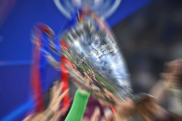 Randmotiv:Haende am Pokal,Cup,Trophaee, Siegerehrung, Fussball UEFA Champions League Finale Paris Saint-Germain (PSG) - Inter Mailand 5-0, am 31.05.2025 Munich Football Arena,