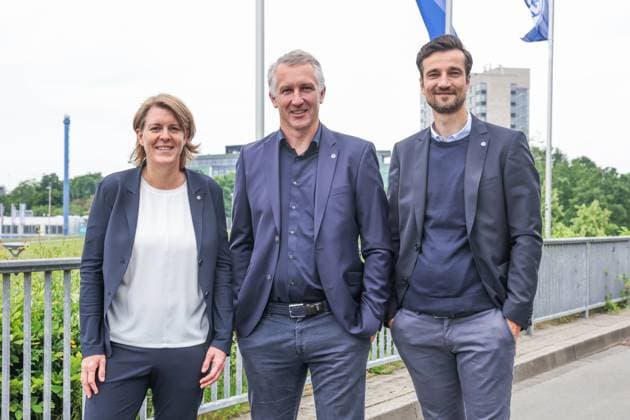 01.06.2025, Fussball, Saison 2024 2025, 2. Bundesliga, Vorstellung von Frank Baumann, v. l. Christina Rühl-Hamers (FC Schalke 04), Sportvorstand Frank Baumann (FC Schalke 04), Matthias Tillmann (FC Schalke 04) Gelsenkirchen Veltins Arena NRW Deutschland xRHR-FOTOx