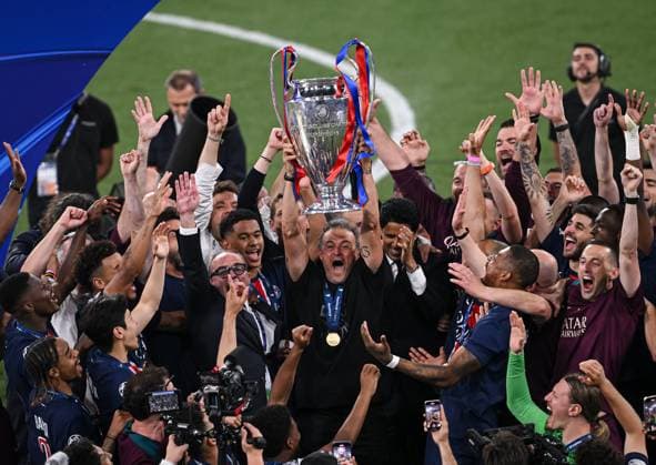 Fussball CHL FINALE 2024 2025 Finale in Muenchen 31.05.2025 Paris Saint - Germain - Inter Mailand Siegerehrung, Teamjubel Paris Saint-Germain; Trainer Luis Enrique (Mitte) mit dem CHL Pokal