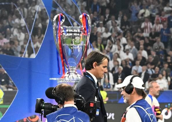 31.05.2025, xsltx, Fussball UEFA Champions League Finale 2025, Paris St.Germain - Inter Mailand v.l. Am Pokal vorbei: Simone Inzaghi (Cheftrainer Inter Mailand) (DFL DFB REGULATIONS PROHIBIT ANY USE OF PHOTOGRAPHS as IMAGE SEQUENCES and or QUASI-VIDEO)