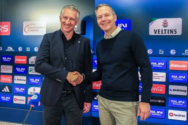 Vorstellung von Frank Baumann als Vorstand am 01.06.2025 in der VELTINS-Arena in Gelsenkirchen Frank Baumann ( Vorstand Sport Schalke ), links - Axel Hefer ( Aufsichtsratsvorsitzender Schalke ), rechts