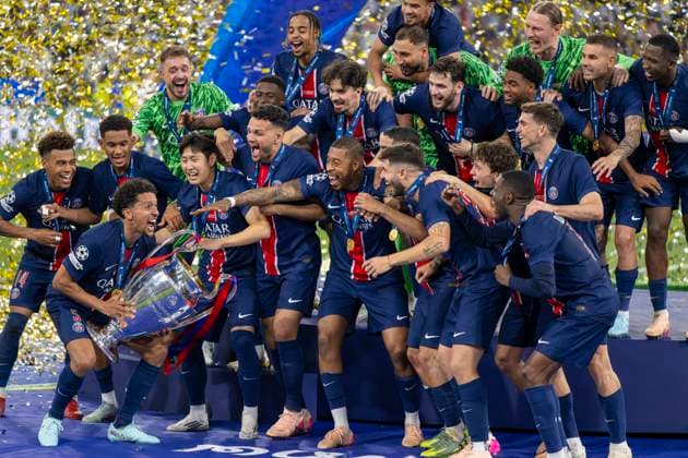 RECORD DATE NOT STATED 31.05.2025, Fussball UEFA Championsleague Finale 2025: Paris St. Germain - Inter Mailand, in der Allianz-Arena München. Siegerehrung des Championsleague-Siegers Paris St. Germaine, Marquinhos (FC Paris Saint-Germain) bringt den Pokal zu der feiernden Mannschaft.