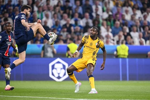 Khvicha Kvaratskhelia (Paris Saint-Germain) und Marcus Thuram (FC Internazionale Milano) battle for the ball during the UEFA Champions League Final 2025 between Paris Saint-Germain and FC Internazionale Milano at Munich Football Arena on May 31, 2025 in Munich, Germany. (Photo by Harry Langer DeFodi Images)