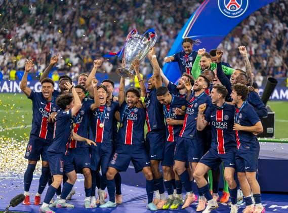RECORD DATE NOT STATED 31.05.2025, Fussball UEFA Championsleague Finale 2025: Paris St. Germain - Inter Mailand, in der Allianz-Arena München. Siegerehrung des Championsleague-Siegers Paris St. Germaine, Marquinhos (FC Paris Saint-Germain) reckt stolz den Pokal in die Höhe inmitten der feiernden Mannschaft.