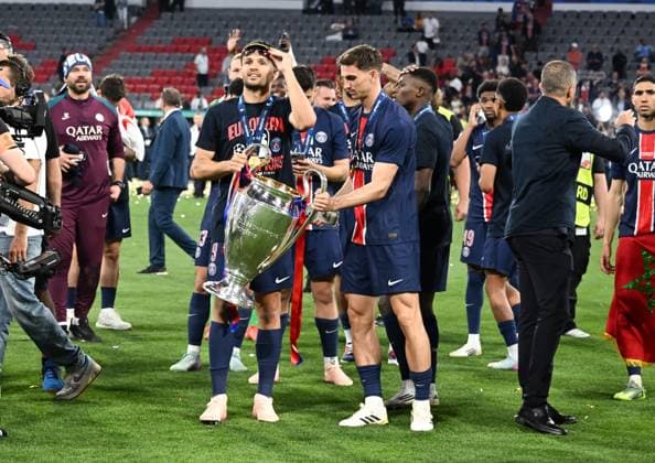 31.05.2025, xsltx, Fussball UEFA Champions League Finale 2025, Paris St.Germain - Inter Mailand v.l. Goncalo Ramos (Paris Saint-Germain) und Fabian Ruiz (Paris Saint-Germain) präsentieren den Champions-League-Pokal (DFL DFB REGULATIONS PROHIBIT ANY USE OF PHOTOGRAPHS as IMAGE SEQUENCES and or QUASI-VIDEO)