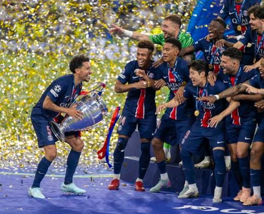 RECORD DATE NOT STATED 31.05.2025, Fussball UEFA Championsleague Finale 2025: Paris St. Germain - Inter Mailand, in der Allianz-Arena München. Siegerehrung des Championsleague-Siegers Paris St. Germaine, Marquinhos (FC Paris Saint-Germain) bringt den Pokal zu der feiernden Mannschaft.