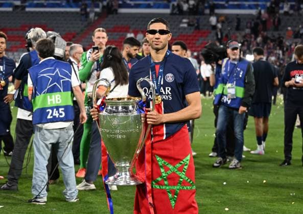 31.05.2025, xsltx, Fussball UEFA Champions League Finale 2025, Paris St.Germain - Inter Mailand v.l. Achraf Hakimi (Paris Saint-Germain) präsentiert den Champions-League-Pokal (DFL DFB REGULATIONS PROHIBIT ANY USE OF PHOTOGRAPHS as IMAGE SEQUENCES and or QUASI-VIDEO)