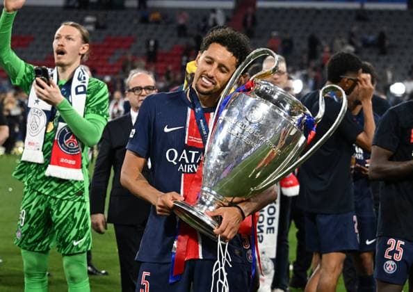 31.05.2025, xsltx, Fussball UEFA Champions League Finale 2025, Paris St.Germain - Inter Mailand v.l. Marquinhos (Paris Saint-Germain) präsentiert den Champions-League-Pokal mit zärtlicher Geste (DFL DFB REGULATIONS PROHIBIT ANY USE OF PHOTOGRAPHS as IMAGE SEQUENCES and or QUASI-VIDEO)