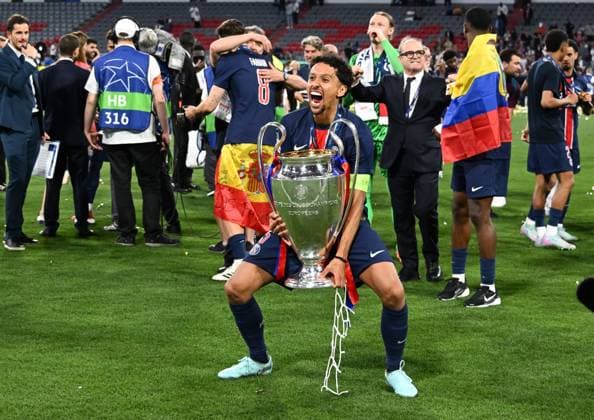 31.05.2025, xsltx, Fussball UEFA Champions League Finale 2025, Paris St.Germain - Inter Mailand v.l. Marquinhos (Paris Saint-Germain) präsentiert den Champions-League-Pokal (DFL DFB REGULATIONS PROHIBIT ANY USE OF PHOTOGRAPHS as IMAGE SEQUENCES and or QUASI-VIDEO)