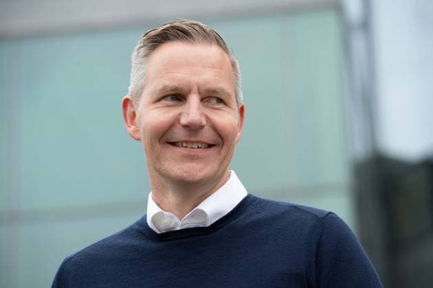 Axel HEFER, Aufsichtsratsvorsitzender FC Schalke 04, Vorstellung von Frank BAUMANN als neuer Sportvorstand des FC Schalke 04, am 01.06.2025 in Gelsenkirchen, Veltins Arena. DFL regulations prohibit any use of photographs as image sequences and or quasi-video. Â
