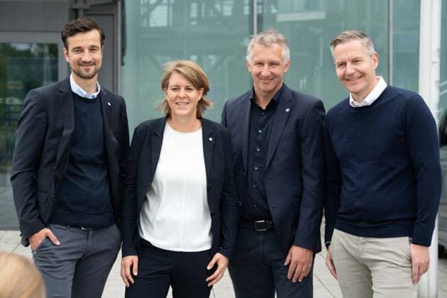 von links: Matthias TILLMANN, Vorstandsvorsitzender FC Schalke 04, Christina RUEHL-HAMERS, Rühl-Hamers, Vorstandsmitglied Schalke 04, Frank BAUMANN, neuer Sportvorstand beim FC Schalke 04. Axel HEFER, Aufsichtsratsvorsitzender FC Schalke 04, Vorstellung von Frank BAUMANN als neuer Sportvorstand des FC Schalke 04, am 01.06.2025 in Gelsenkirchen, Veltins Arena. DFL regulations prohibit any use of photographs as image sequences and or quasi-video. Â