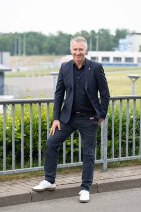 Frank BAUMANN, neuer Sportvorstand beim FC Schalke 04. ganze Figur, Ganzfigur, Ganzkoerper, Vorstellung von Frank BAUMANN als neuer Sportvorstand des FC Schalke 04, am 01.06.2025 in Gelsenkirchen, Veltins Arena. DFL regulations prohibit any use of photographs as image sequences and or quasi-video. Â