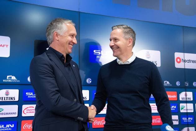 von links: Frank BAUMANN, neuer Sportvorstand beim FC Schalke 04. Axel HEFER, Aufsichtsratsvorsitzender FC Schalke 04, Vorstellung von Frank BAUMANN als neuer Sportvorstand des FC Schalke 04, am 01.06.2025 in Gelsenkirchen, Veltins Arena. DFL regulations prohibit any use of photographs as image sequences and or quasi-video. Â