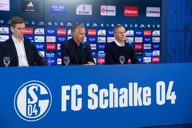 von links: Frank BAUMANN, neuer Sportvorstand beim FC Schalke 04. Axel HEFER, Aufsichtsratsvorsitzender FC Schalke 04, Vorstellung von Frank BAUMANN als neuer Sportvorstand des FC Schalke 04, am 01.06.2025 in Gelsenkirchen, Veltins Arena. DFL regulations prohibit any use of photographs as image sequences and or quasi-video. Â