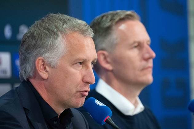 von links: Frank BAUMANN, neuer Sportvorstand beim FC Schalke 04. Axel HEFER, Aufsichtsratsvorsitzender FC Schalke 04, Vorstellung von Frank BAUMANN als neuer Sportvorstand des FC Schalke 04, am 01.06.2025 in Gelsenkirchen, Veltins Arena. DFL regulations prohibit any use of photographs as image sequences and or quasi-video. Â