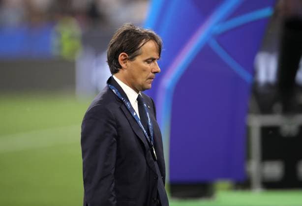 Fussball, Herren, Champions League, Saison 2024 2025, Paris Saint-Germain - Inter Mailand, Finale, UEFA Champions League Final 2025, Allianz Arena Simone Inzaghi, Trainer (Inter Mailand) in Gedanken, nachdenklich, enttäuscht, fertig mit Medaille um den Hals