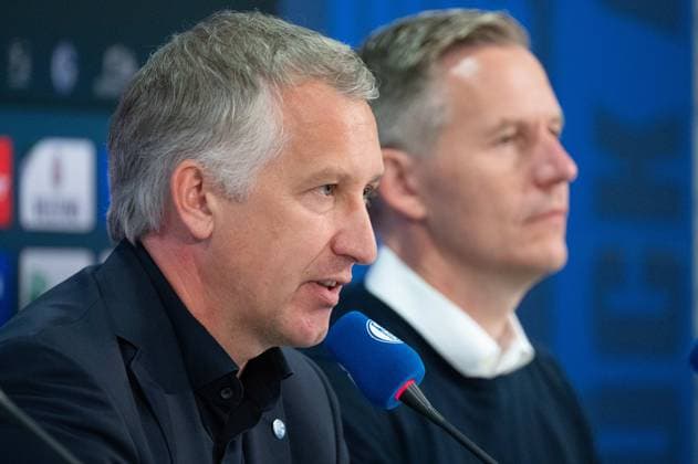 von links: Frank BAUMANN, neuer Sportvorstand beim FC Schalke 04. Axel HEFER, Aufsichtsratsvorsitzender FC Schalke 04, Vorstellung von Frank BAUMANN als neuer Sportvorstand des FC Schalke 04, am 01.06.2025 in Gelsenkirchen, Veltins Arena. DFL regulations prohibit any use of photographs as image sequences and or quasi-video. Â