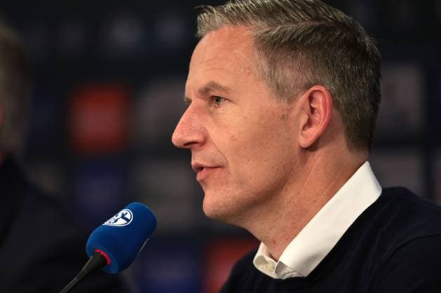 Axel Hefer (Aufsichtsratsvorsitzender FC Schalke 04) bei der Vorstellung vom neuen FC Schalke 04 Sportvorstand Frank Baumann.