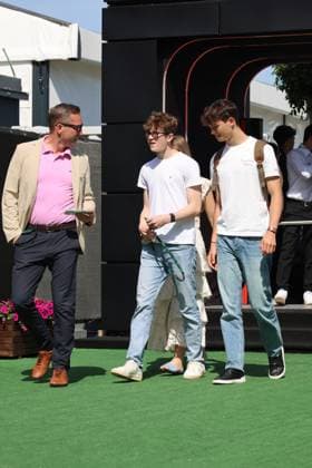 Oliver Bearman (MoneyGram Haas F1 Team, 87) mit Familie, Race day, ESP, Formel 1 Weltmeisterschaft, Aramco Grand Prix von Spanien, Circuit de Barcelona Catalunya, Saison 2025, 01.06.2025 ITA, Formel 1 Weltmeisterschaft, Spanish Grand Prix, 01.06.2024 Barcelona Copyright: xEibner-Pressefoto AnnikaxGrafx EP_AGF