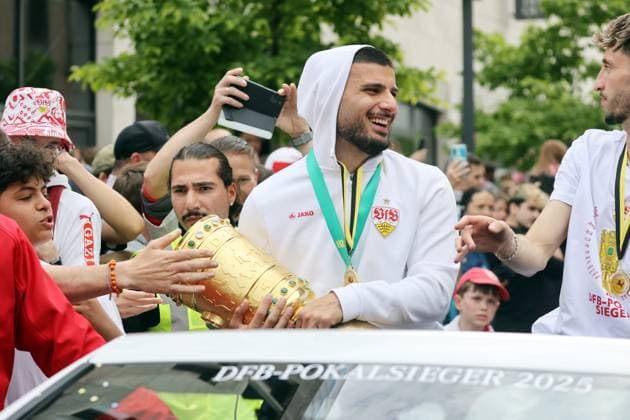 25.05.25 VfB Stuttgart Feier und Autokorso DFB-Pokal Sieg Stuttgart Schlossplatz Deutschland, Stuttgart, 25.05.2025, Fussball, Bundesliga, Feier und Autokorso DFB-Pokal Sieg Stuttgart Schlossplatz: Deniz Undav mit dem DFB-Pokal Trophäe. *** 25 05 25 VfB Stuttgart celebration and motorcade DFB Pokal victory Stuttgart Schlossplatz Germany, Stuttgart, 25 05 2025, Football, Bundesliga, celebration and motorcade DFB Pokal victory Stuttgart Schlossplatz Deniz Undav with the DFB Pokal trophy