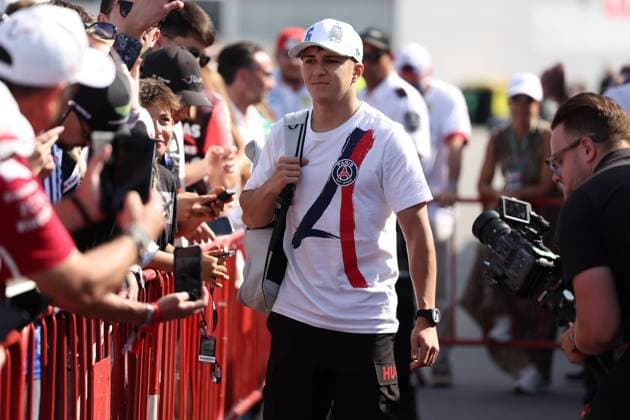01.06.2025, xrarjax, Motorsport FIA Formel 1, Großer Preis von Spanien 2025 v.l. Isack Hadjar (Racing Bulls) Startnummer 06 kommt im Paris Saint Germain Trikot Shirt an die Strecke (FIA REGULATIONS PROHIBIT ANY USE OF PHOTOGRAPHS as IMAGE SEQUENCES and or QUASI-VIDEO) Barcelona