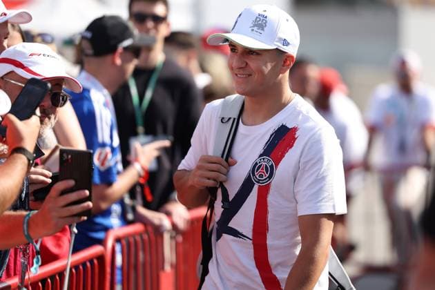 01.06.2025, xrarjax, Motorsport FIA Formel 1, Großer Preis von Spanien 2025 v.l. Isack Hadjar (Racing Bulls) Startnummer 06 kommt im Paris Saint Germain Trikot Shirt an die Strecke (FIA REGULATIONS PROHIBIT ANY USE OF PHOTOGRAPHS as IMAGE SEQUENCES and or QUASI-VIDEO) Barcelona