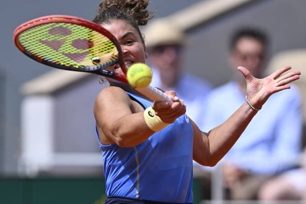 2025 Roland-Garros - Day 8 PARIS, FRANCE - JUNE 01: Jasmine Paolini of Italy plays against Elina Svitolina of Ukraine (not seen) during the Women s Singles fourth Round match on Day Eight of the 2025 French Open at Roland Garros on June 01, 2025 in Paris, France. Burak Akbulut Anadolu Paris France. Editorial use only. Please get in touch for any other usage.  Copyright: x2025xAnadoluxBurakxAkbulutx