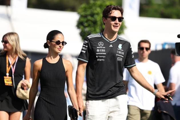 01.06.2025, xrarjax, Motorsport FIA Formel 1, Großer Preis von Spanien 2025 v.l. George Russell (Mercedes AMG Petronas) Startnummer 63 mit Freundin Carmen Montero Mundt (FIA REGULATIONS PROHIBIT ANY USE OF PHOTOGRAPHS as IMAGE SEQUENCES and or QUASI-VIDEO) Barcelona