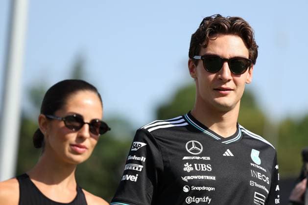 01.06.2025, xrarjax, Motorsport FIA Formel 1, Großer Preis von Spanien 2025 v.l. George Russell (Mercedes AMG Petronas) Startnummer 63 mit Freundin Carmen Montero Mundt (FIA REGULATIONS PROHIBIT ANY USE OF PHOTOGRAPHS as IMAGE SEQUENCES and or QUASI-VIDEO) Barcelona