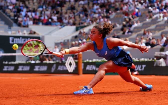 Jasmine Paolini in fourth round action French Open Tennis, Day Eight, Tennis, Roland Garros, Paris, France - 01 Jun 2025 EDITORIAL USE ONLY No use with unauthorised audio, video, data, fixture lists, club league logos or live services. Online in-match use limited to 120 images, no video emulation. No use in betting, games or single club league player publications. Copyright: xJavierxGarcia Shutterstockx 15334656i
