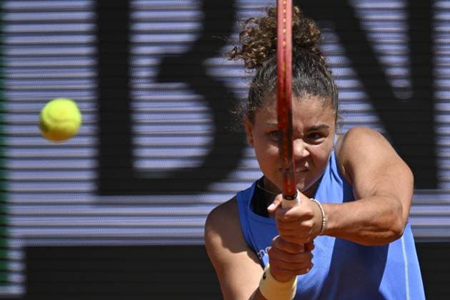 2025 Roland-Garros - Day 8 PARIS, FRANCE - JUNE 01: Jasmine Paolini of Italy plays against Elina Svitolina of Ukraine (not seen) during the Women s Singles fourth Round match on Day Eight of the 2025 French Open at Roland Garros on June 01, 2025 in Paris, France. Burak Akbulut Anadolu Paris France. Editorial use only. Please get in touch for any other usage.  Copyright: x2025xAnadoluxBurakxAkbulutx