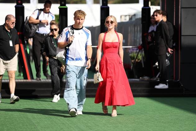 01.06.2025, xrarjax, Motorsport FIA Formel 1, Großer Preis von Spanien 2025 v.l. Liam Lawson (Racing Bulls) Startnummer 30 mit seiner Freundin Hannah St. John (FIA REGULATIONS PROHIBIT ANY USE OF PHOTOGRAPHS as IMAGE SEQUENCES and or QUASI-VIDEO) Barcelona