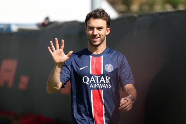 01.06.2025, xrarjax, Motorsport FIA Formel 1, Großer Preis von Spanien 2025 v.l. Pierre Gasly (BWT Alpine F1 Team) Startnummer 10 erscheint im Trikot von Paris Saint Gerrmain (FIA REGULATIONS PROHIBIT ANY USE OF PHOTOGRAPHS as IMAGE SEQUENCES and or QUASI-VIDEO) Barcelona