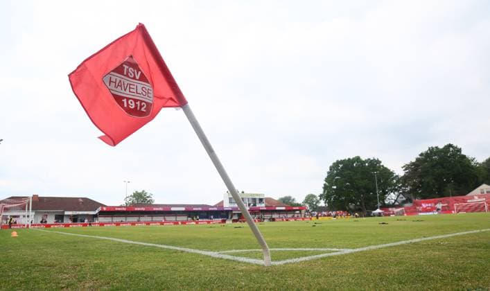 Garbsen Havelse, 01.06.2025, Wilhelm Langrehr Stadion, Fußball, Aufstiegsspiele zur 3.Liga, Rückspiel , TSV Havelse vs. 1. FC Lokomotive Leipzig , Im Bild: Stadionübersicht mit Eckfahne , Nur zur redaktionellen Nutzung. Only editorial use. NOFV DFB regulations prohibit any use of photographs as image sequences and or quasi-video. , *** Garbsen Havelse, 01 06 2025, Wilhelm Langrehr Stadion, Fußball, Aufstiegsspiele zur 3 Liga, Rückspiel , TSV Havelse vs 1 FC Lokomotive Leipzig , Im Bild Stadionübersicht mit Eckfahne , Nur zur redaktionellen Nutzung Only editorial use NOFV DFB regulations prohibit any use of photographs as image sequences and or quasi video , Picture Point