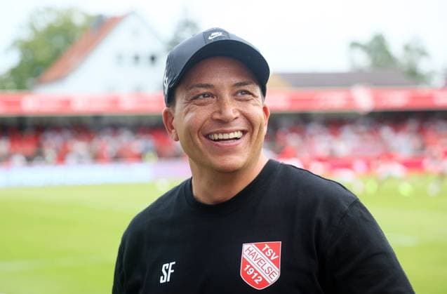 Garbsen Havelse, 01.06.2025, Wilhelm Langrehr Stadion, Fußball, Aufstiegsspiele zur 3.Liga, Rückspiel , TSV Havelse vs. 1. FC Lokomotive Leipzig , Im Bild: Trainer Samir Ferchichi, TSV Havelse , Nur zur redaktionellen Nutzung. Only editorial use. NOFV DFB regulations prohibit any use of photographs as image sequences and or quasi-video. ,