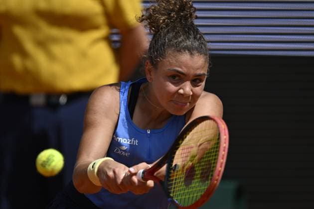 2025 Roland-Garros - Day 8 PARIS, FRANCE - JUNE 01: Jasmine Paolini of Italy plays against Elina Svitolina of Ukraine (not seen) during the Women s Singles fourth Round match on Day Eight of the 2025 French Open at Roland Garros on June 01, 2025 in Paris, France. Burak Akbulut Anadolu Paris France. Editorial use only. Please get in touch for any other usage.  Copyright: x2025xAnadoluxBurakxAkbulutx