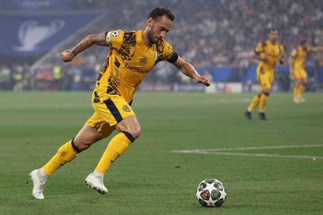 Hakan Ã‡alhanoÄülu (Inter Mailand) controls the ball during the UEFA Champions League Final 2025 between Paris Saint-Germain and FC Internazionale Milano at Munich Football Arena on May 31, 2025 in Munich, Germany. (Photo by Oliver Kaelke DeFodi Images)
