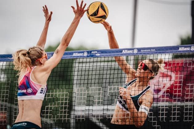 Beachvolleyball Frauen Allianz German Beach Tour 2025 Tourstop Hamburg 01.06.2025 v.l. Nele Barber gegen Louisa Lippmann Hamburg Active City Arena Heiligengeistf Hamburg Deutschland