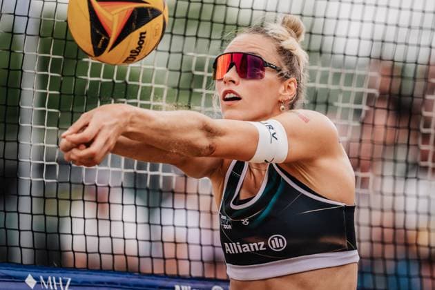 Beachvolleyball Frauen Allianz German Beach Tour 2025 Tourstop Hamburg 01.06.2025 Louisa Lippmann spielt den Ball Hamburg Active City Arena Heiligengeistf Hamburg Deutschland