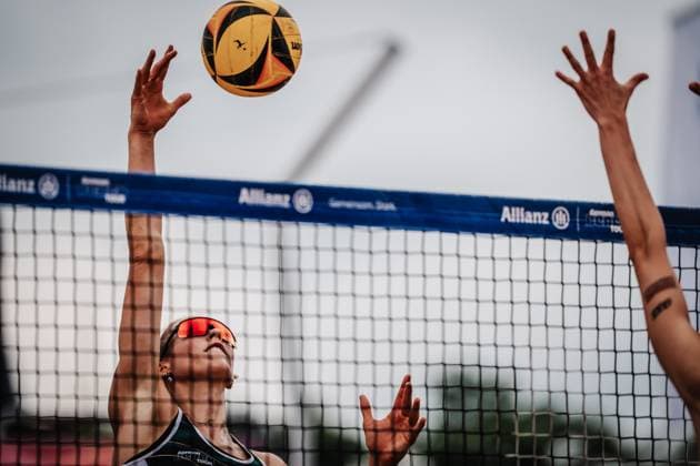 Beachvolleyball Frauen Allianz German Beach Tour 2025 Tourstop Hamburg 01.06.2025 Louisa Lippmann beim Angriff Hamburg Active City Arena Heiligengeistf Hamburg Deutschland