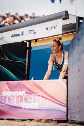 Beachvolleyball Frauen Allianz German Beach Tour 2025 Tourstop Hamburg 01.06.2025 Louisa Lippmann auf der Spielerbank kurz vor dem Einlauf in die Arena Hamburg Active City Arena Heiligengeistf Hamburg Deutschland