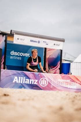 Beachvolleyball Frauen Allianz German Beach Tour 2025 Tourstop Hamburg 01.06.2025 Melanie Gernert vor dem Einlauf in die Arena Hamburg Active City Arena Heiligengeistf Hamburg Deutschland