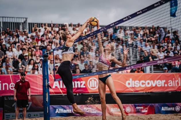 Beachvolleyball Frauen Allianz German Beach Tour 2025 Tourstop Hamburg 01.06.2025 v.l. Louisa Lippmann im Drückduell gegen Nele Barber Hamburg Active City Arena Heiligengeistf Hamburg Deutschland