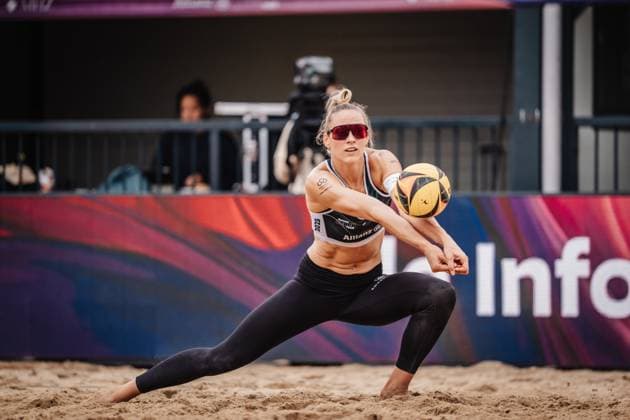 Beachvolleyball Frauen Allianz German Beach Tour 2025 Tourstop Hamburg 01.06.2025 Louisa Lippmann nimmt den Ball an Hamburg Active City Arena Heiligengeistf Hamburg Deutschland