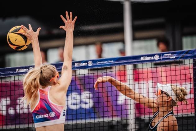Beachvolleyball Frauen Allianz German Beach Tour 2025 Tourstop Hamburg 01.06.2025 Linda Bock beim Angriff Hamburg Active City Arena Heiligengeistf Hamburg Deutschland